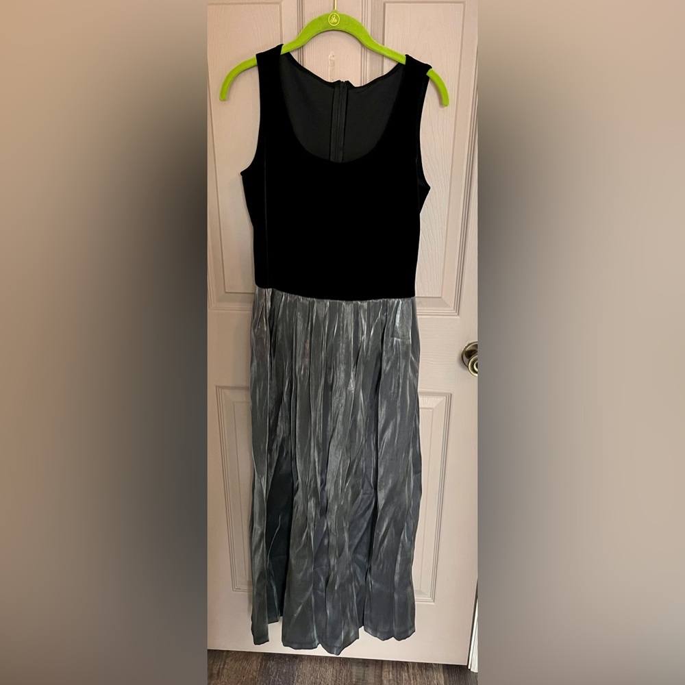 Elegant Black and Gray Sleeveless Dress